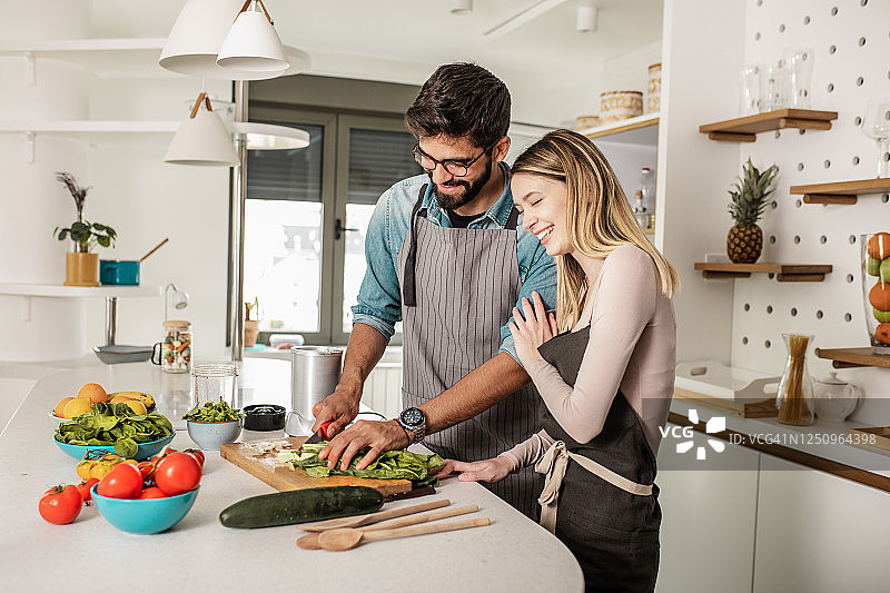 年轻夫妇准备健康饮品图片素材