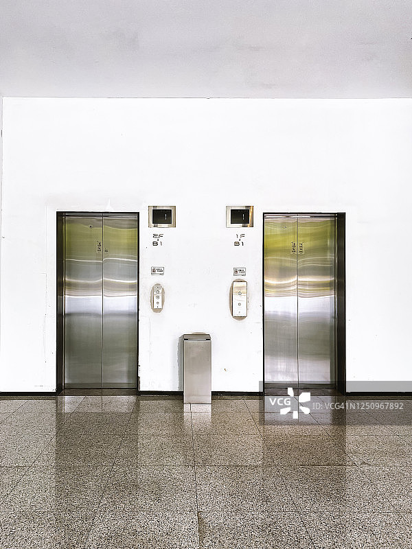 设有两部电梯的电梯厅图片素材
