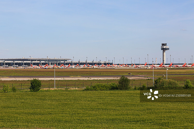 因疫情危机而长期停放的大量飞机图片素材