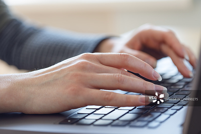 女人正在用笔记本电脑打字图片素材