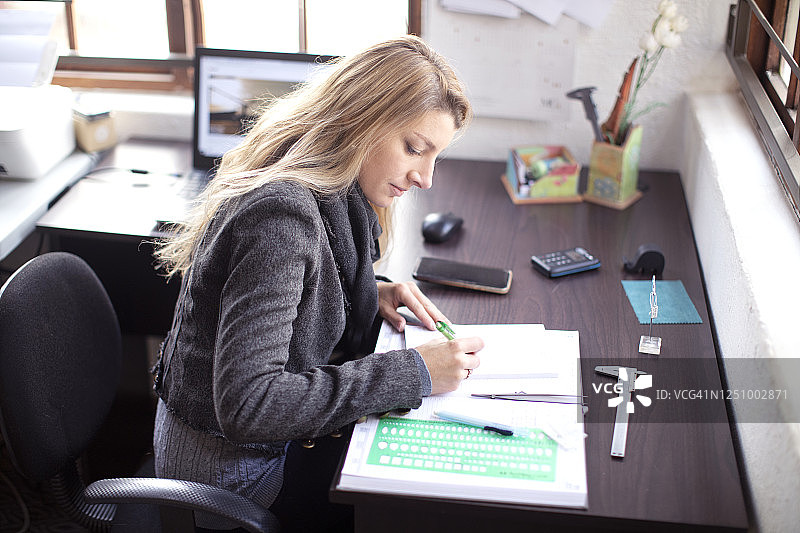 珠宝设计师在绘制新设计图片素材