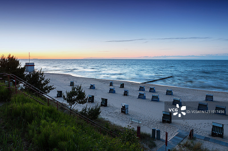 日落时分沙滩上的许多沙滩椅图片素材