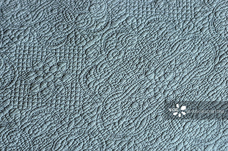 绣有精致花卉图案的浅蓝色床罩图片素材