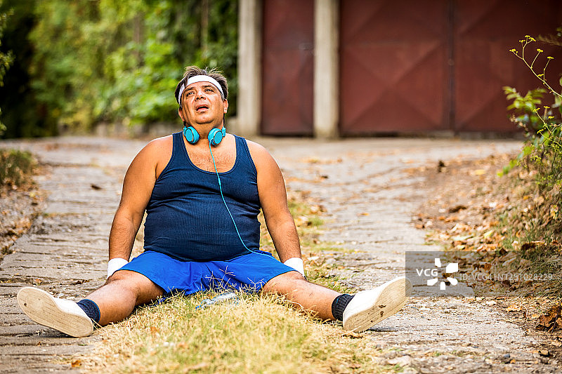 积极的超重男人选择健康的生活方式，在公园锻炼，减肥图片素材