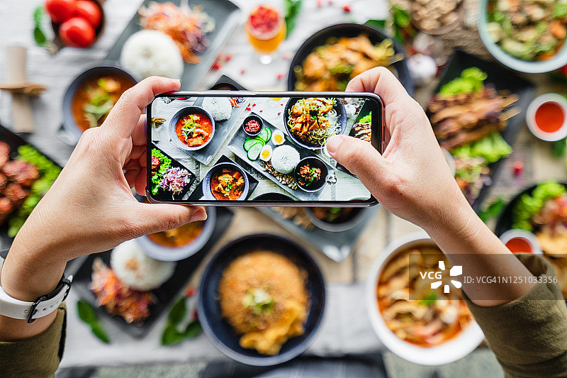 拍摄摆满食物的餐桌照片图片素材