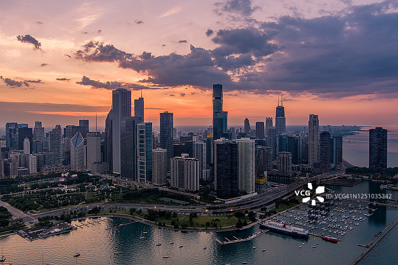日落时分的芝加哥天际线和湖滨大道图片素材