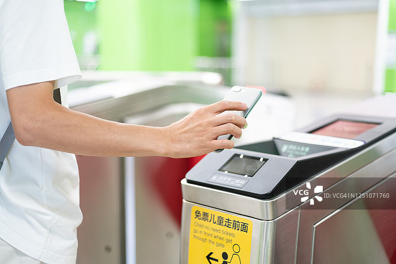 地铁站内的手机扫码图片素材