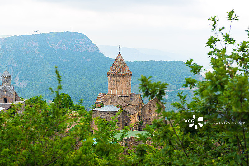 亚美尼亚塔特夫修道院地标，绿色秀丽山景图片素材