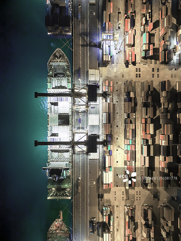 仓库中集装箱起重机吊运集装箱海运航拍俯视图片素材