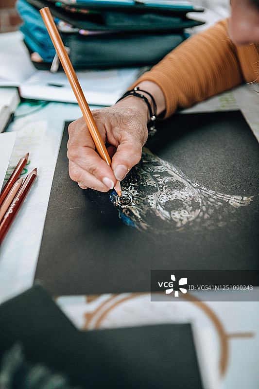女艺术家在工作室用彩色铅笔绘画图片素材