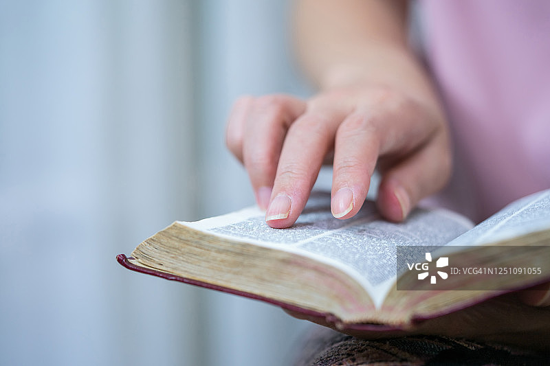 《圣经》，妇女阅读《圣经》图片素材