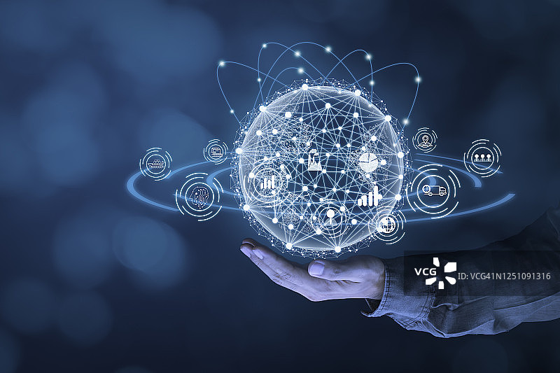 商人手持连接全球信息网络的地球仪，快速便捷的信息传递，网络连接概念图片素材