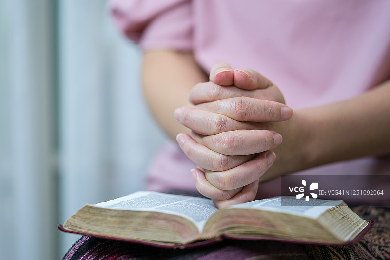 《圣经》，妇女阅读《圣经》图片素材