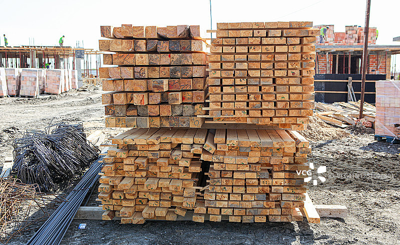 建筑工地上的大量木材图片素材