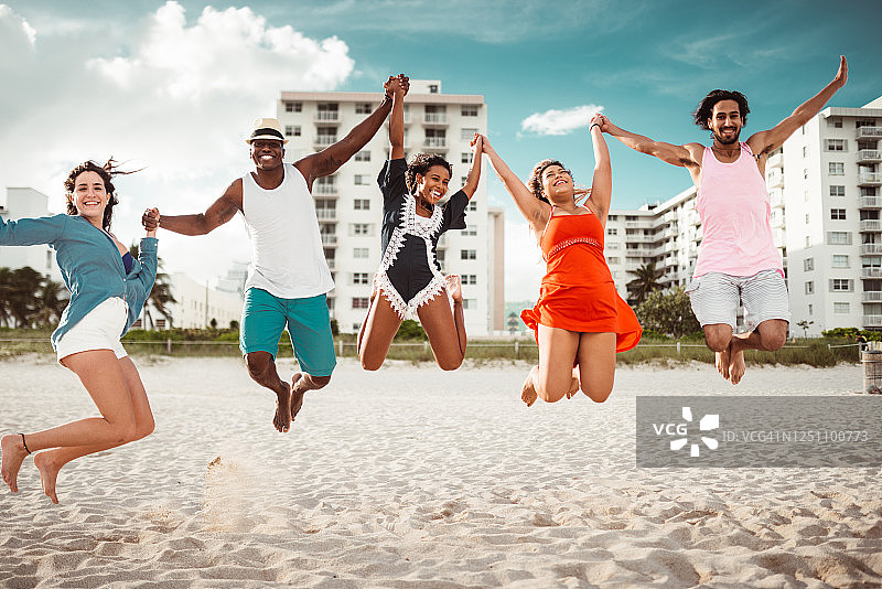 一起跳跃的快乐图片素材