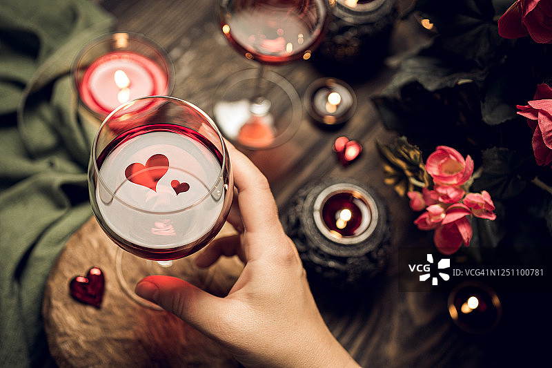 浪漫静物：玻璃杯中红酒图片素材