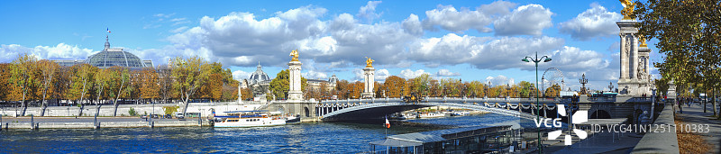 秋季巴黎的亚历山大三世桥与塞纳河图片素材