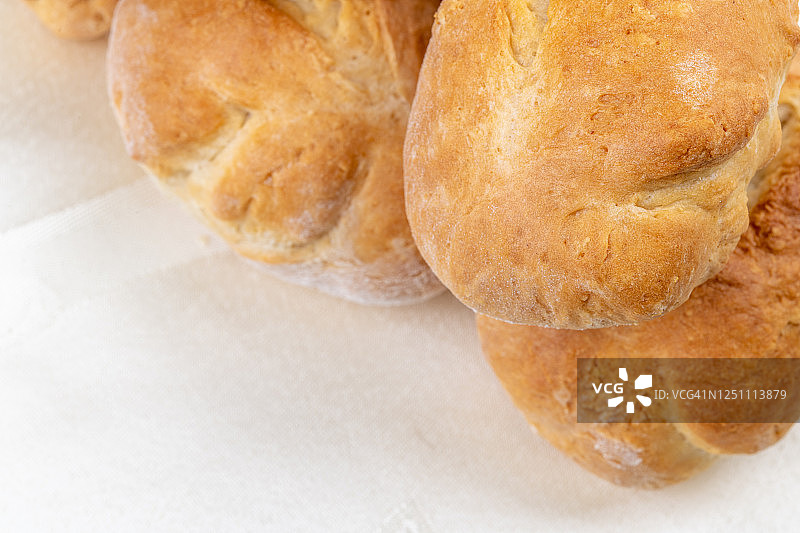 在工作室拍摄的乡村自制面包卷图片素材