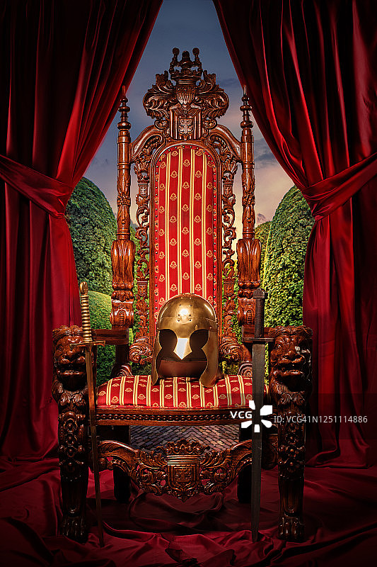 王座上的古代头盔图片素材