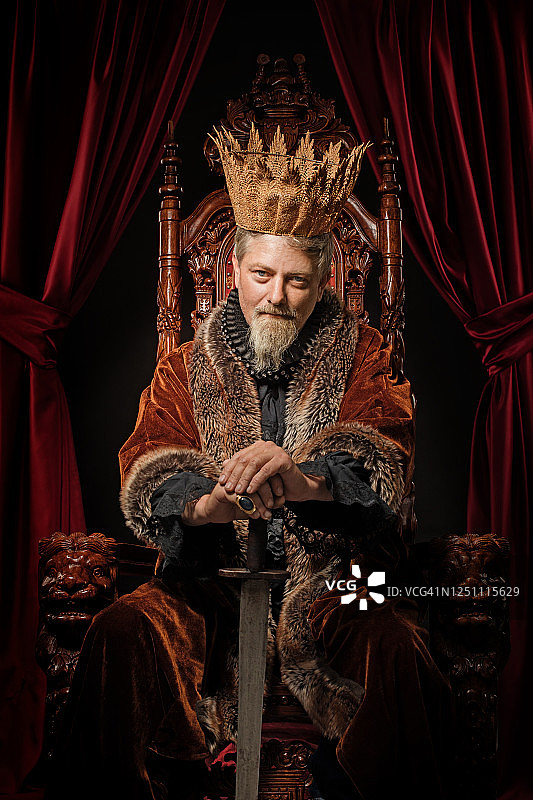 在演播室拍摄的王座上的维京国王图片素材
