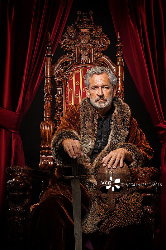 在演播室拍摄的王座上的维京国王图片素材
