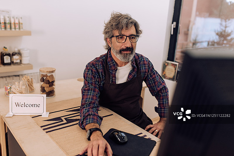 资深企业家在重开的杂货店经营生意图片素材