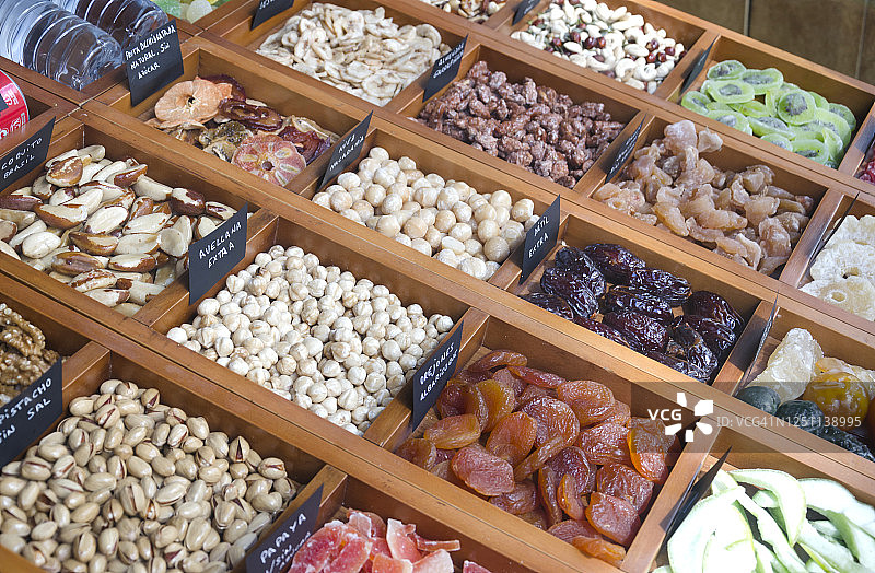 食品店里的干果和坚果图片素材