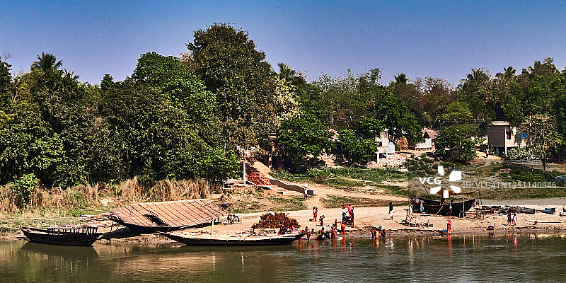 印度胡格利河畔马蒂亚里村村民工作航拍图片素材