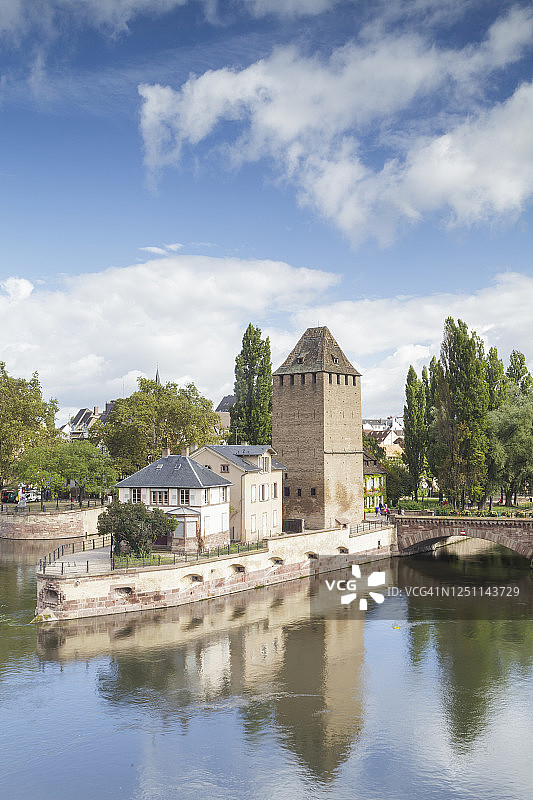 横跨伊尔河的廊桥，建于13世纪图片素材