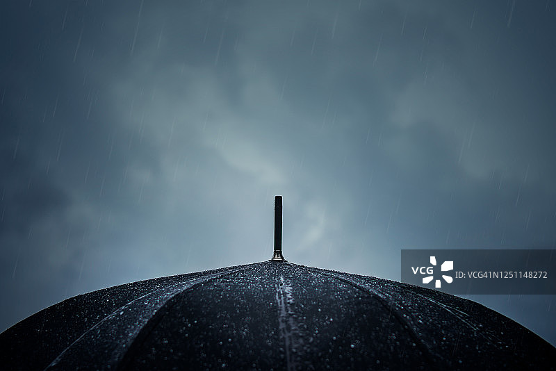 雨中的阳伞图片素材