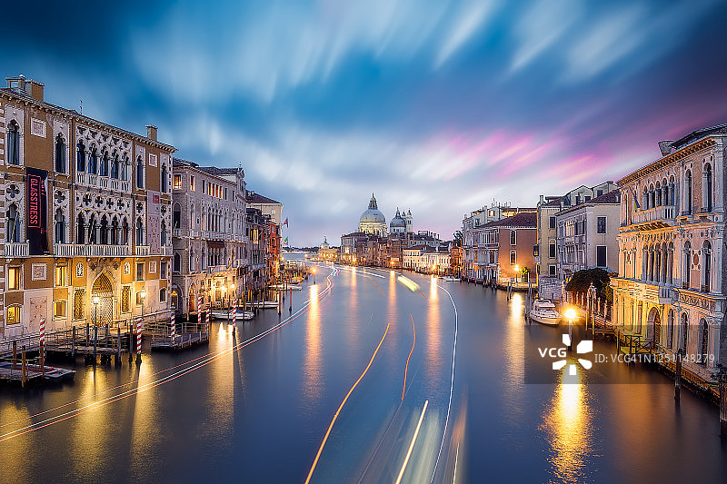 意大利威尼斯大运河和安康圣母圣殿图片素材