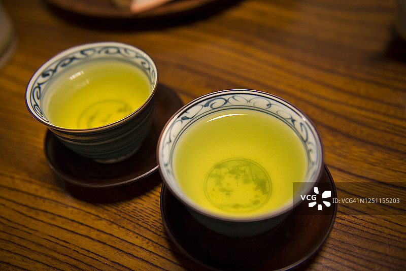 木桌上的两杯绿茶图片素材