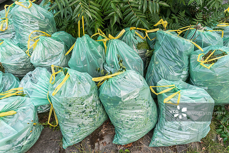 准备回收的花园垃圾袋图片素材