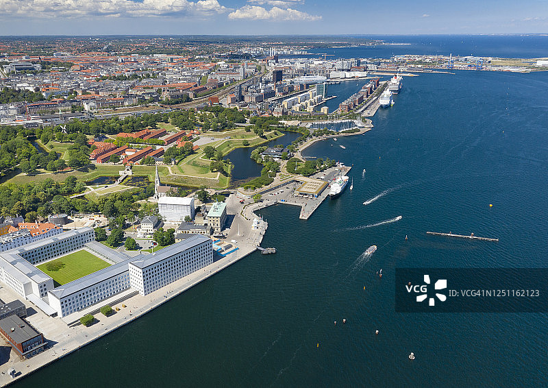 卡斯特雷特城堡、小美人鱼雕像、圣阿尔班教堂，丹麦哥本哈根图片素材