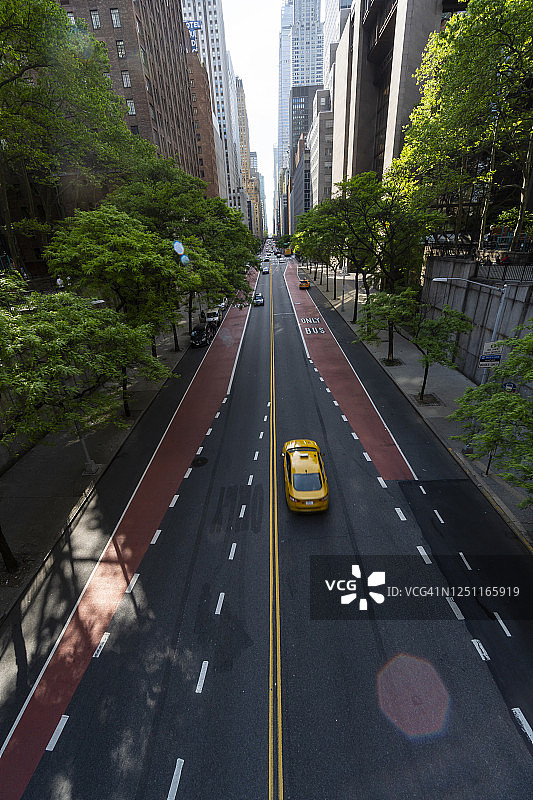 2020年5月29日，因新冠疫情隔离，纽约市曼哈顿中城第42街的交通流量急剧下降图片素材