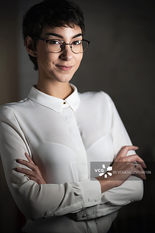 自信的年轻职业女性肖像图片素材