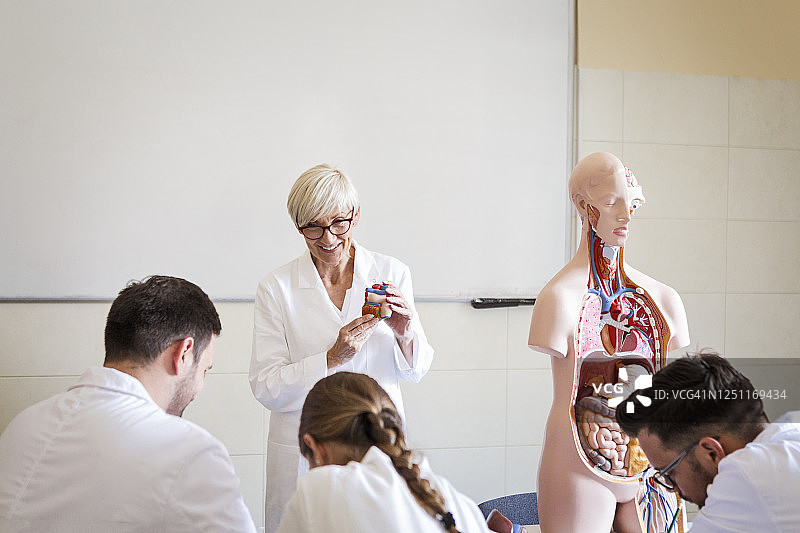 医学生记录教授所讲的内容图片素材