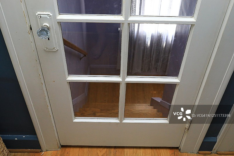 二楼楼梯井上方的关闭的法式门图片素材