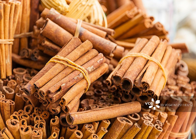 摩洛哥马拉喀什出售的肉桂棒图片素材