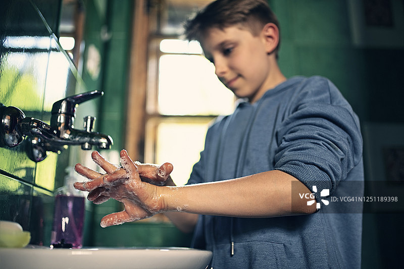 小男孩认真洗手图片素材