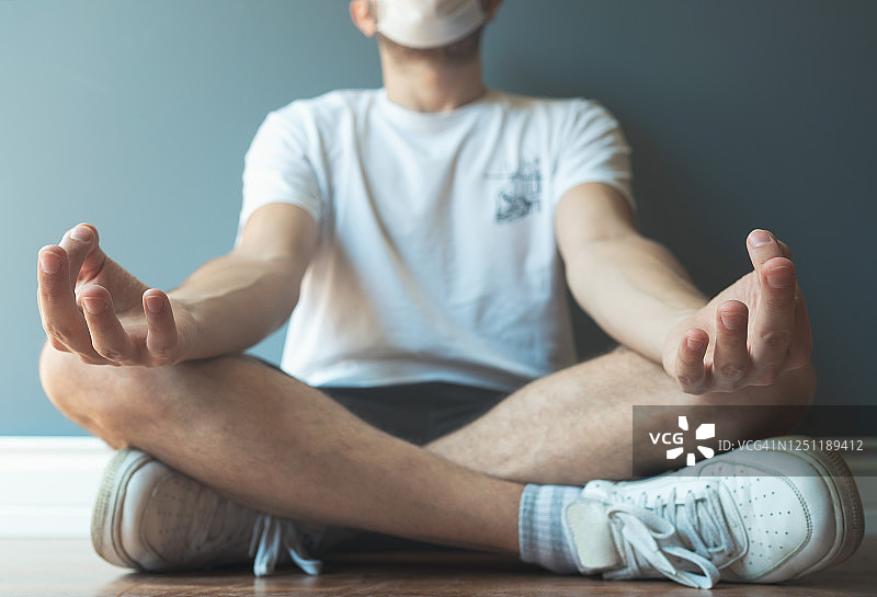 瑜伽在家里图片素材