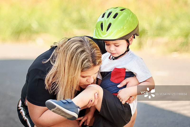 妈妈的吻让一切都变好图片素材