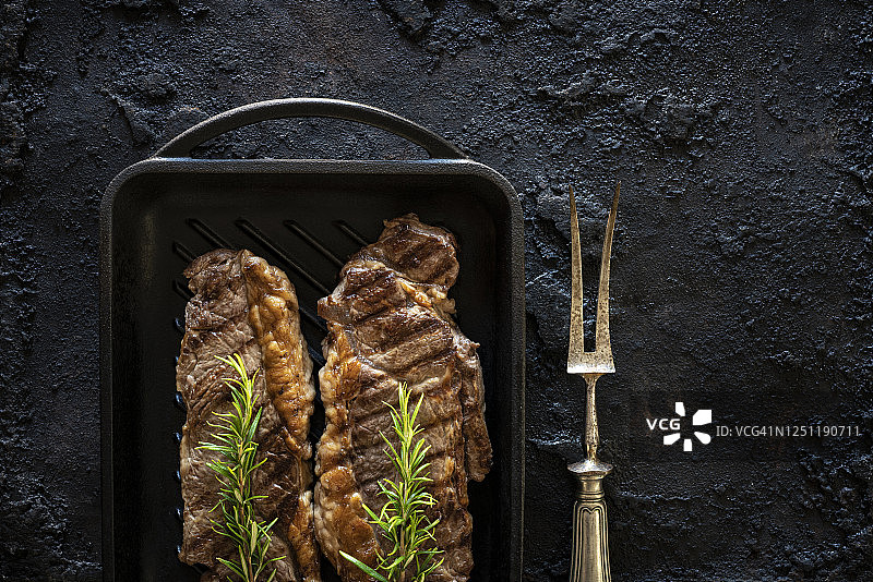 烤盘烤制纽约客牛排图片素材