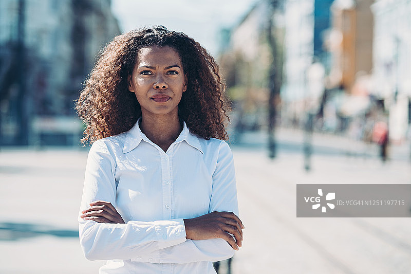 表情严肃的年轻黑人女商人肖像图片素材