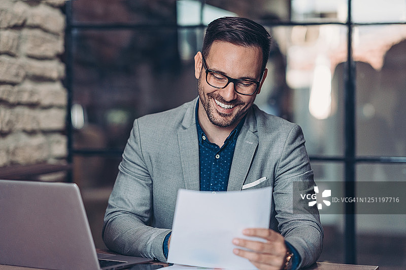 办公室里的商人图片素材