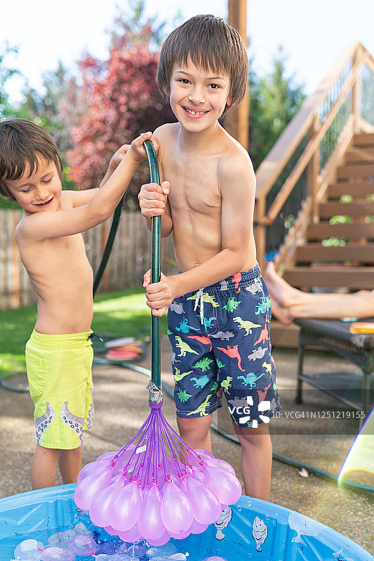 混血兄弟姐妹在温暖的夏日里一起在户外玩耍图片素材