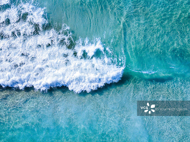 翻滚的波浪图片素材