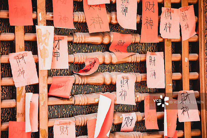 贴在门上的中国书法财神图片素材
