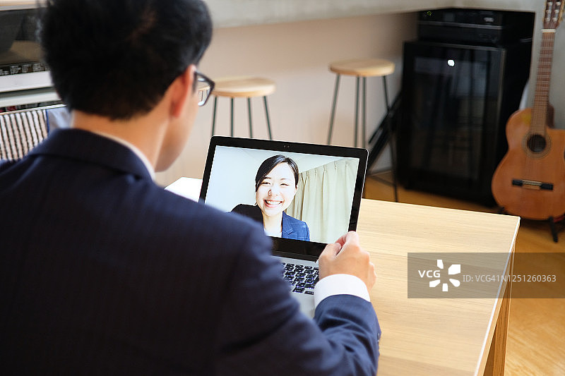 亚洲中年商人居家参加网络会议图片素材
