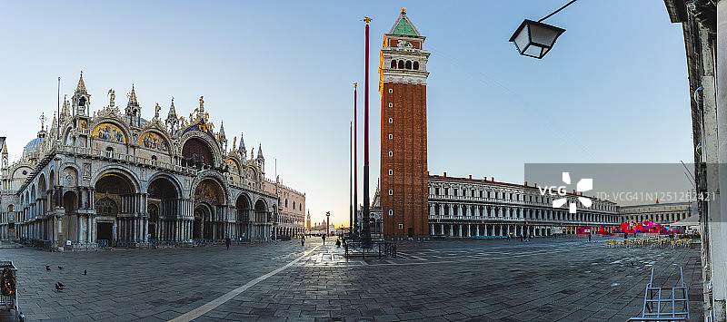 圣马可广场的钟楼、圣马可大教堂和总督宫图片素材